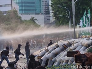 15 Polisi Terluka Saat Mengamankan Demo Tolak UU TNI di Surabaya