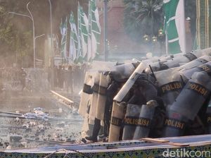 Polisi Bikin Pagar Betis, Pendemo Tolak UU TNI Semburat