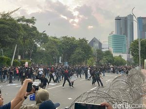 Demo Tolak UU TNI Memanas hingga Fasilitas di Grahadi Rusak Demo Tolak UU TNI Memanas hingga Fasilitas di Grahadi Rusak
