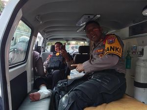 Demo Tolak UU TNI di Surabaya, Sejumlah Polisi Terluka Terkena Batu-Petasan Demo Tolak UU TNI di Surabaya, Sejumlah Polisi Terluka Terkena Batu-Petasan