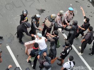 Massa Tolak UU TNI dan Polisi Sempat Tenang Saat Azan Magrib Berkumandang