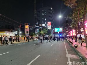 Polisi Sisir Jalan Protokol Surabaya Antisipasi Sisa Pendemo Tolak UU TNI
