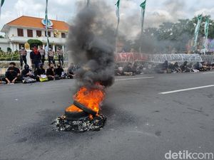 Demo Tolak UU TNI di Surabaya, Massa Bakar Ban Depan Gedung Grahadi