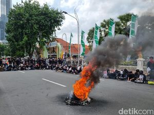 Kecewa Pengesahan UU TNI, Massa Pendemo di Surabaya Lempar Sepatu Kecewa Pengesahan UU TNI, Massa Pendemo di Surabaya Lempar Sepatu
