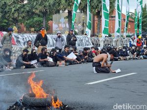 Aksi Teatrikal Tolak UU TNI di Grahadi, Massa Bergantian Baca Puisi Widji Tukul Aksi Teatrikal Tolak UU TNI di Grahadi, Massa Bergantian Baca Puisi Widji Tukul