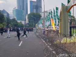 Demo Tolak UU TNI Ricuh, Pendemo Lempar Batu-Mercon ke Grahadi