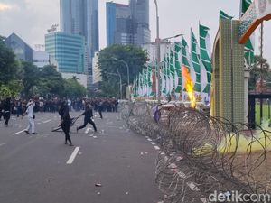 Demo Tolak UU TNI Ricuh, Pendemo Lempar Batu-Mercon ke Grahadi Demo Tolak UU TNI Ricuh, Pendemo Lempar Batu-Mercon ke Grahadi