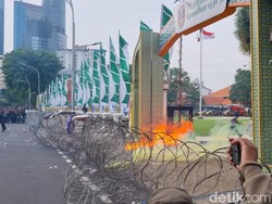 Demo Tolak UU TNI di Gedung Grahadi Surabaya Memanas