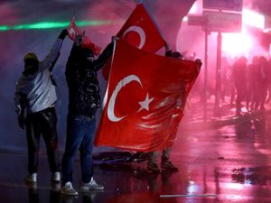 Video Gas Air Mata hingga Nyala Kembang Api di Demo Istanbul Turki Video Gas Air Mata hingga Nyala Kembang Api di Demo Istanbul Turki