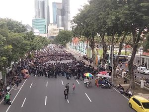 Massa Tolak UU TNI di Surabaya Geser ke Pintu Masuk Gedung Grahadi Massa Tolak UU TNI di Surabaya Geser ke Pintu Masuk Gedung Grahadi