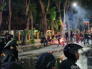 Kembali Beraksi, Pendemo Tolak UU TNI Dipukul Mundur hingga Alun-alun Surabaya Kembali Beraksi, Pendemo Tolak UU TNI Dipukul Mundur hingga Alun-alun Surabaya
