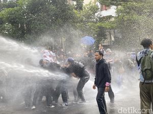 Demo Tolak UU TNI di Sukabumi, Massa Lempar Cat-Polisi Tembakan Water Canon Demo Tolak UU TNI di Sukabumi, Massa Lempar Cat-Polisi Tembakan Water Canon