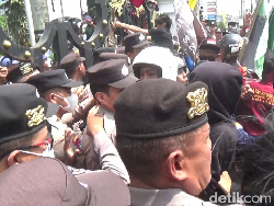 Demo Tolak UU TNI di Lumajang Diwarnai Bakar Ban dan Adu Jotos