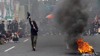 Aksi Bakar Ban Warnai Demo Tolak UU TNI di Surabaya