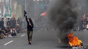 Aksi Bakar Ban Warnai Demo Tolak UU TNI di Surabaya