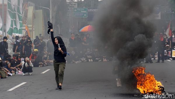 Aksi Bakar Ban Warnai Demo Tolak UU TNI di Surabaya