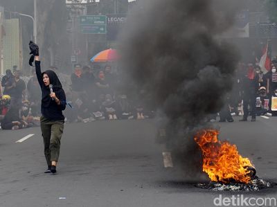 Aksi Bakar Ban Warnai Demo Tolak UU TNI di Surabaya