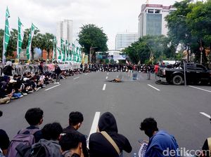 Massa Aksi di Surabaya Khawatir UU TNI Lemahkan Supremasi Sipil Massa Aksi di Surabaya Khawatir UU TNI Lemahkan Supremasi Sipil