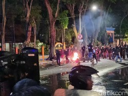 Pendemo Tolak UU TNI Bakar Water Barrier di Depan SMAN 6 Surabaya