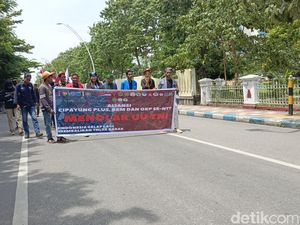 Demo Tolak UU TNI, Mahasiswa Bakar Ban di Depan DPRD NTT Demo Tolak UU TNI, Mahasiswa Bakar Ban di Depan DPRD NTT