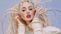 7 Gaya Aneh Grimes, Mantan Pacar Elon Musk yang Kini Didiagnosa Autis