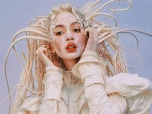 7 Gaya Aneh Grimes, Mantan Pacar Elon Musk yang Kini Didiagnosa Autis 7 Gaya Aneh Grimes, Mantan Pacar Elon Musk yang Kini Didiagnosa Autis