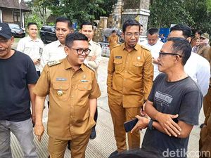 Andra Soni Cek Perbaikan Jalan Akses Ujung Kulon, Warga Merasa Terbantu Andra Soni Cek Perbaikan Jalan Akses Ujung Kulon, Warga Merasa Terbantu