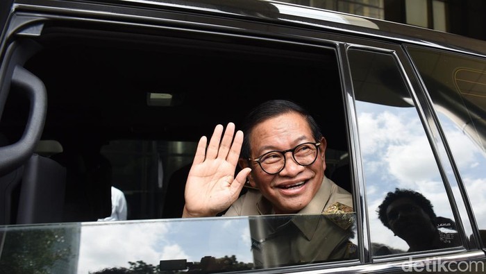 Gubernur Jakarta Pramono Anung didampingi Sekjen KPK Cahya Harefa menampilkan keterangan pers usai menemui pimpinan KPK di Gedung Merah Putih, Jakarta, Senin (24/3/2025). Dalam kunjungannya, Pramono meminta pendampingan dan pengawasan secara menyeluruh terhadap KPK terkait perencanaan, penganggaran, serta pengadaan barang dan jasa, tergolong yang berhubungan dengan Badan Usaha Milik Daerah guna mengantisipasi permasalahan korupsi.