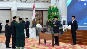 Gubsu Bobby Lantik Kadis Perkimcitaru Medan Jadi Kadisdik Sumut