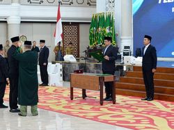 Gubsu Bobby Lantik Kadis Perkimcitaru Medan Jadi Kadisdik Sumut