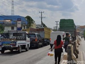 Jelang Lebaran, Jalintim Palembang-Betung Mulai Dipadati Kendaraan Pribadi-Truk