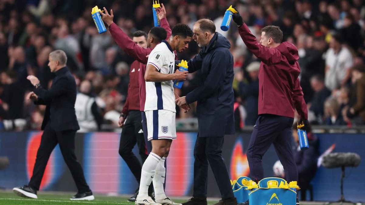 Jude Bellingham saat berbicara dengan Thomas Tuchel di tepi lapangan. Foto: Getty Images/Julian Finney