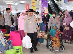 Kapolres Grobogan Ajak Lansia Belanja Kebutuhan Lebaran
