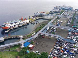 Foto Udara Kepadatan Kendaraan di Pelabuhan Gilimanuk