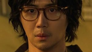 Pesona Kim Seon Ho Tampil Gondrong Berkumis di When Life Gives You Tangerines