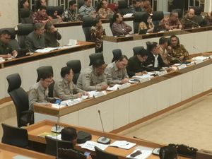 Rapat DPR, Legislator Singgung Dirut Bulog Double Status Usai UU TNI Disahkan Rapat DPR, Legislator Singgung Dirut Bulog Double Status Usai UU TNI Disahkan
