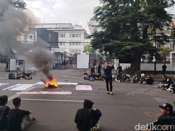 Mahasiswa Bandung Demo Tolak UU TNI, Persoalkan Prajurit di Urusan Siber