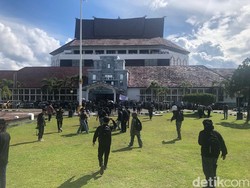 Tolak UU TNI, Mahasiswa Turunkan Bendera Setengah Tiang di DPRD Palangkaraya