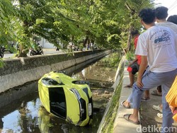 Brio Nyemplung Kali Banger Semarang gegara Salah Injak Gas
