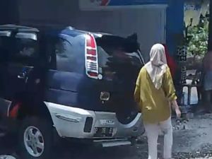 Pegawai Dishub Bone Tabrak Pagar Rumah gegara Ngantuk, Istri Luka-luka Pegawai Dishub Bone Tabrak Pagar Rumah gegara Ngantuk, Istri Luka-luka