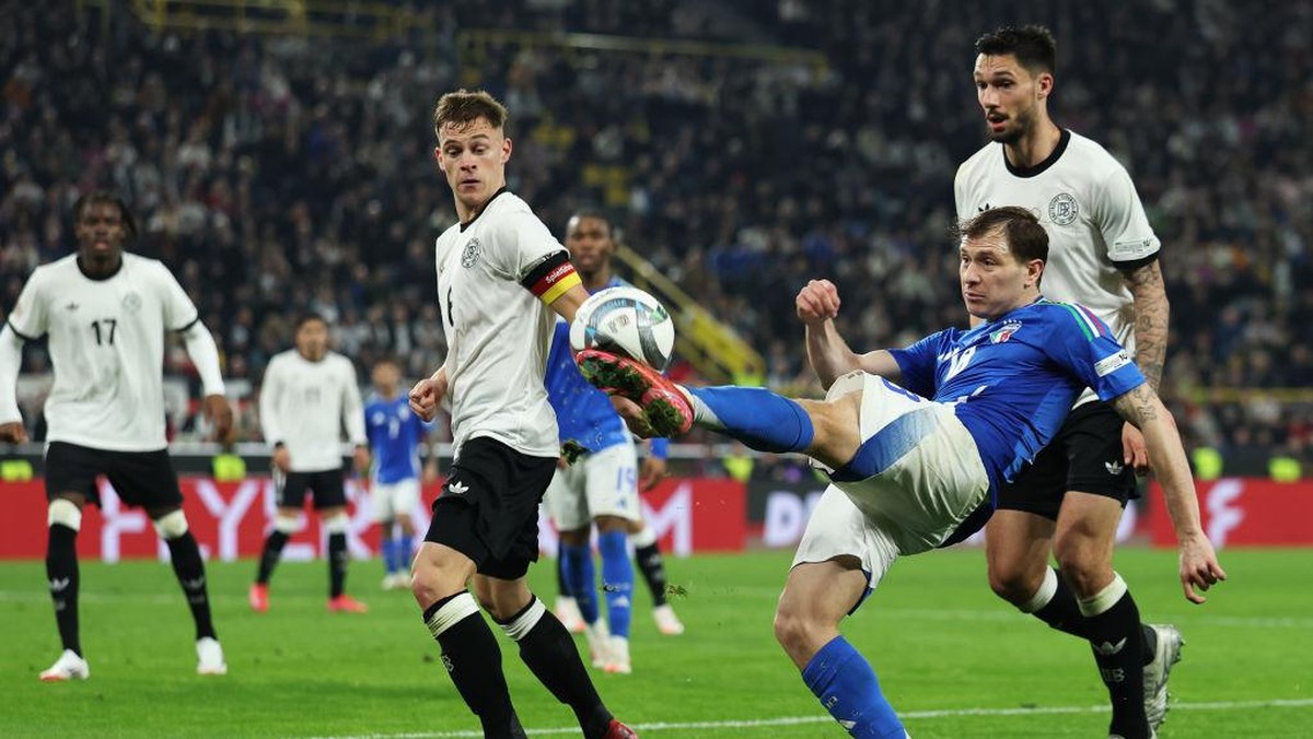 Nicolo Barella (biru) mendapat tekanan dari Joshua Kimmich dan Tim Kleindienst (belakang) saat melepaskan umpan. Foto: UEFA via Getty Images/Lars Baron - UEFA