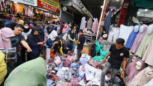 Pasar Tasik di Jakarta Ramai Pembeli Jelang Lebaran