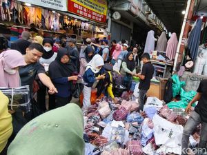 Pasar Tasik di Jakarta Ramai Pembeli Jelang Lebaran Pasar Tasik di Jakarta Ramai Pembeli Jelang Lebaran