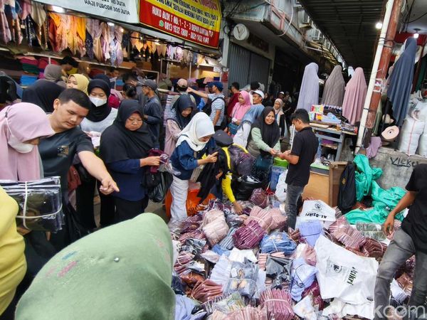 Pasar Tasik di Jakarta Ramai Pembeli Jelang Lebaran