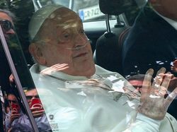 Video Momen Paus Fransiskus Keluar RS Gemelli