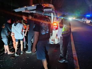 Pemudik Tabrak Pejalan Kaki di Jalan Denpasar-Gilimanuk hingga Luka Parah Pemudik Tabrak Pejalan Kaki di Jalan Denpasar-Gilimanuk hingga Luka Parah