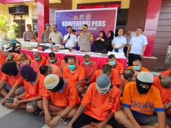 Simpan Bubuk dan Ribuan Petasan, Pelajar SMA di Probolinggo Ditangkap