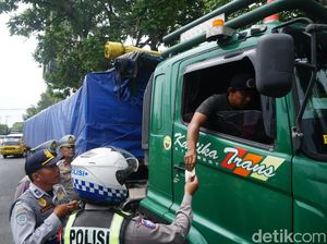Polisi Tindak 10 Truk di Jombang yang Langgar Pembatasan Angkutan Barang Polisi Tindak 10 Truk di Jombang yang Langgar Pembatasan Angkutan Barang