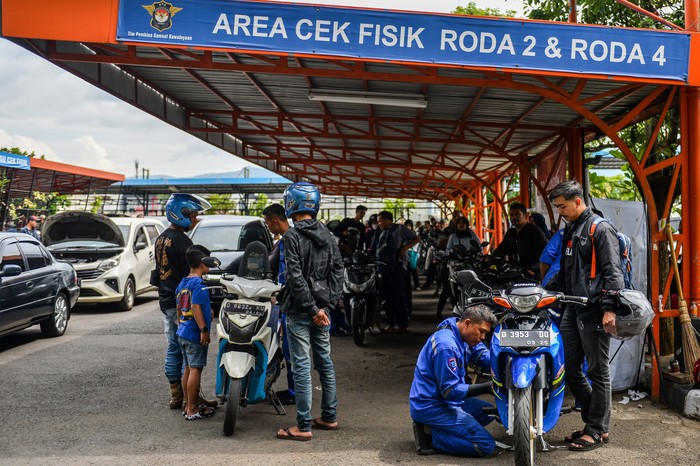 Petugas menilik nomor kendaraan milik seorang warga di Samsat Kawaluyaan, Bandung, Jawa Barat, Senin (24/3/2025). Pemerintah Provinsi Jawa Barat mengadakan kegiatan pemutihan pajak kendaraan bermotor yang berlaku mulai 20 Maret sampai 6 Juni 2025, pada kegiatan pemutihan tersebut penduduk  Jawa Barat mendapat pembebasan tunggakan pokok pajak kendaraan serta denda pajak yang terakumulasi dari tahun-tahun sebelumnya. ANTARA FOTO/Raisan Al Farisi/Spt.