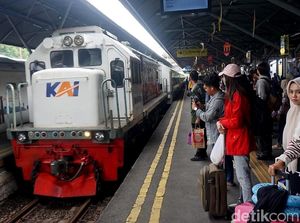 Pemudik Mulai Padati Stasiun Surabaya Gubeng Pemudik Mulai Padati Stasiun Surabaya Gubeng